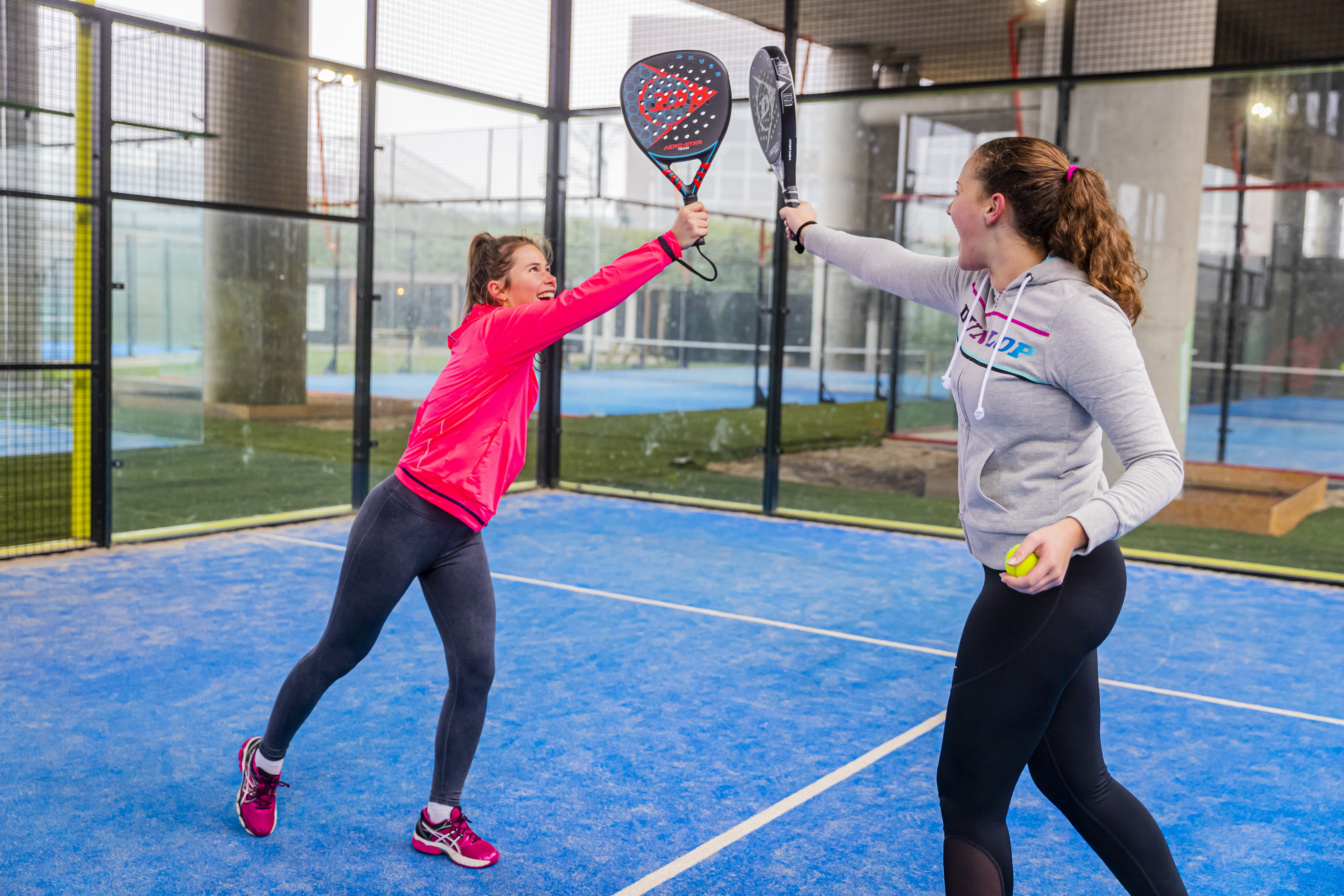 Padel racket aantikken