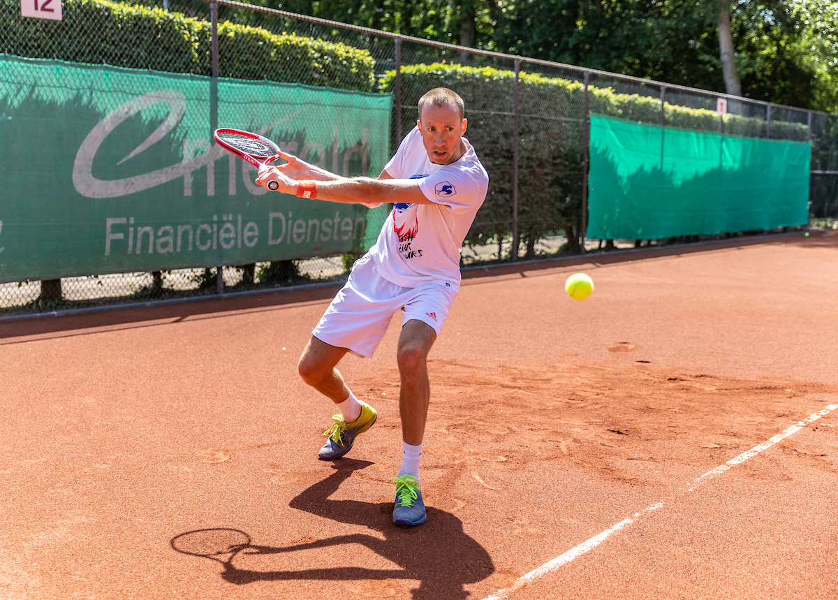 Man slaat backhand slice