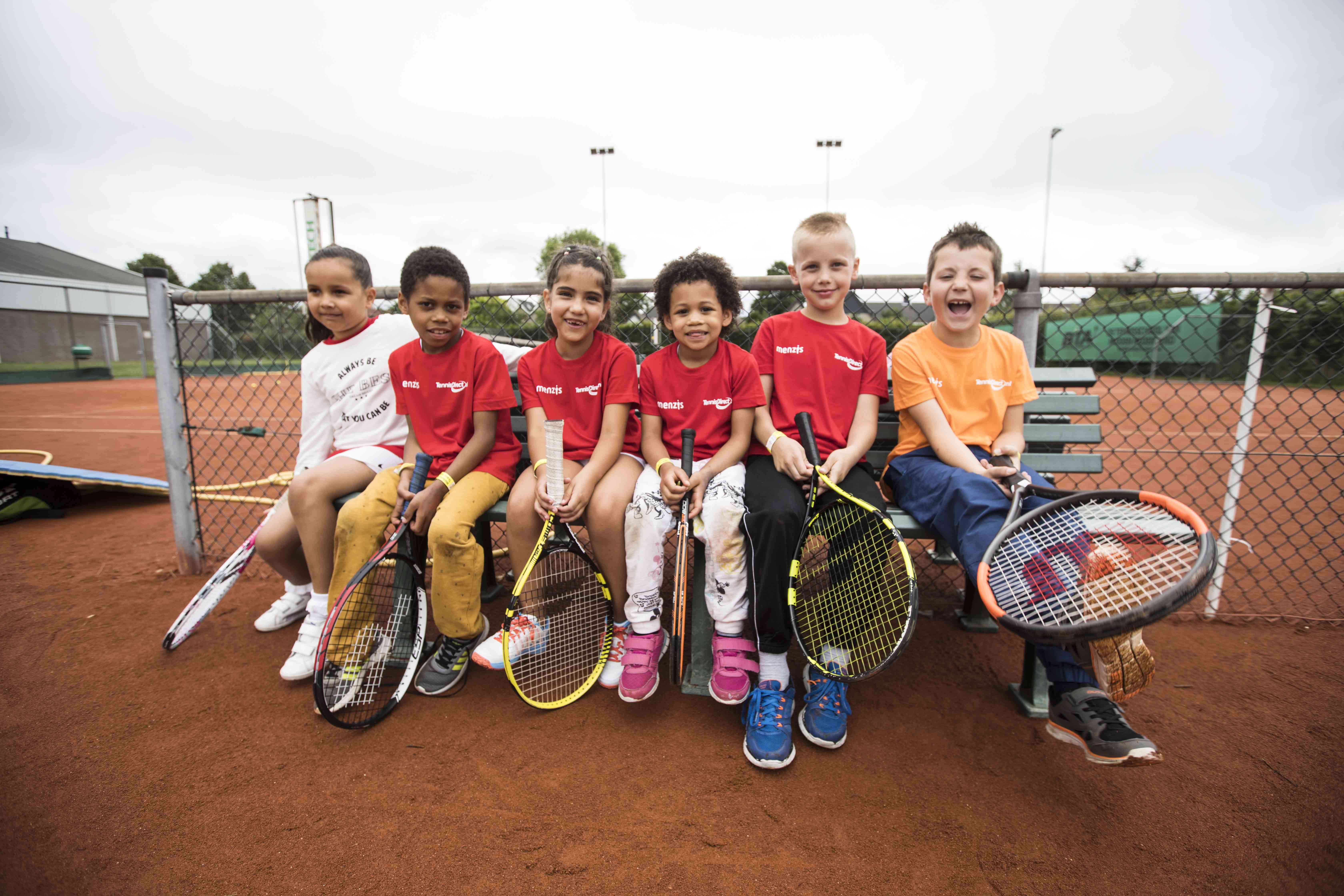 Tenniskids Rood Oranje Op Bankje 2017