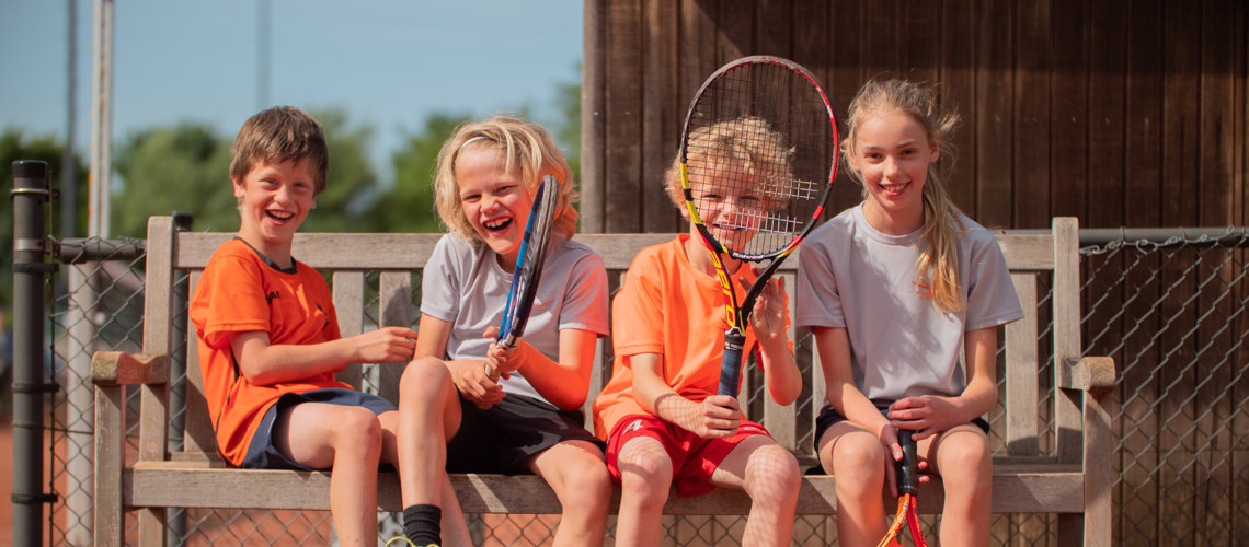 Tenniskids team op bankje Tenniskids team op bankje