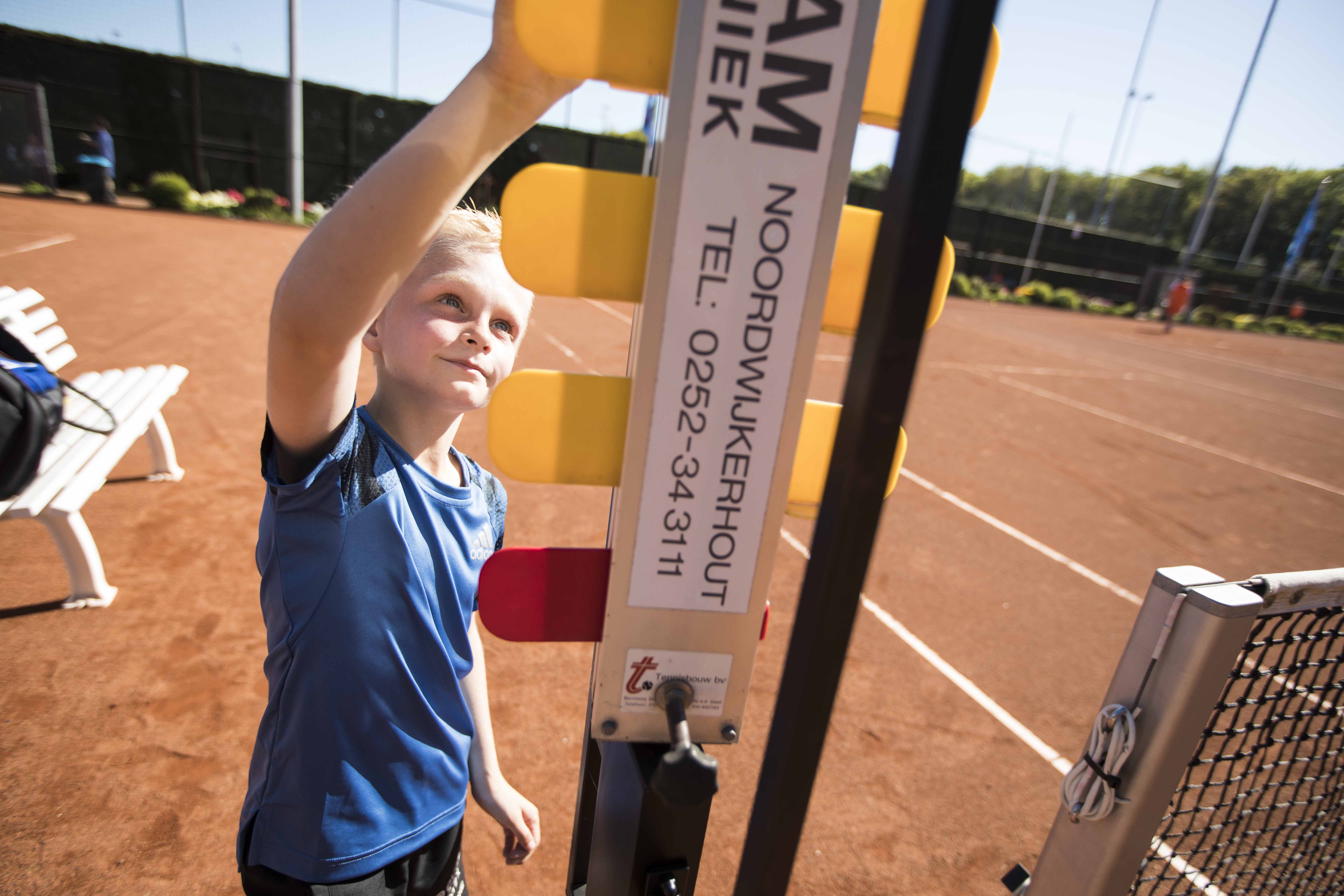 tenniskids groen jongentje verandert scorebord