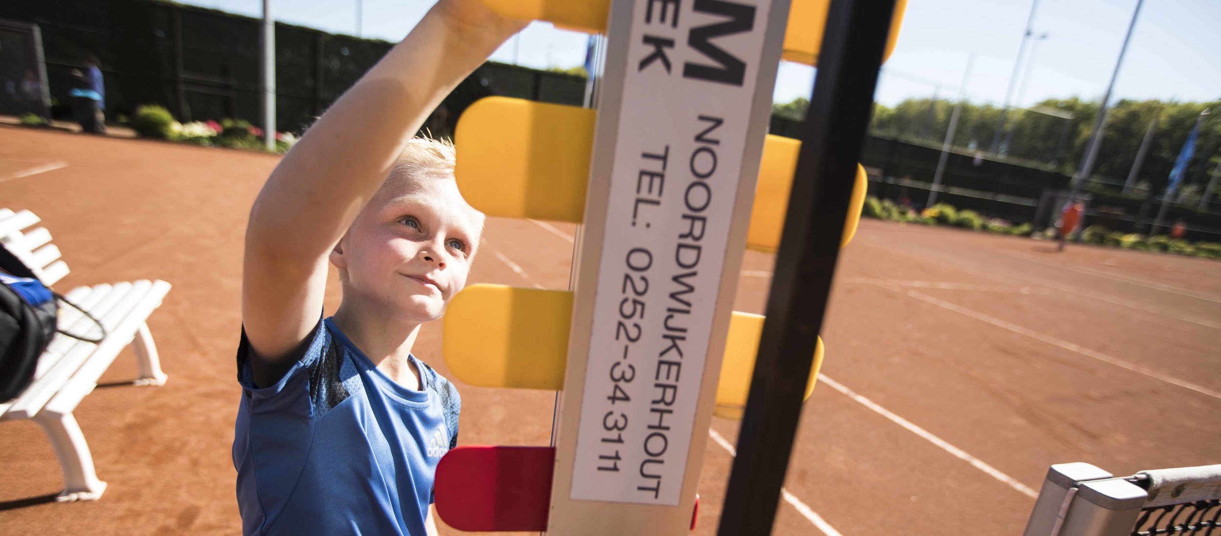 tenniskids groen jongentje verandert scorebord