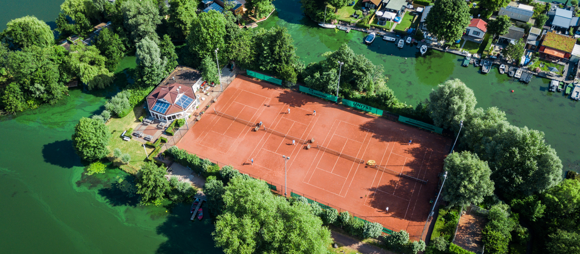 schattige Tennisbanen groen water