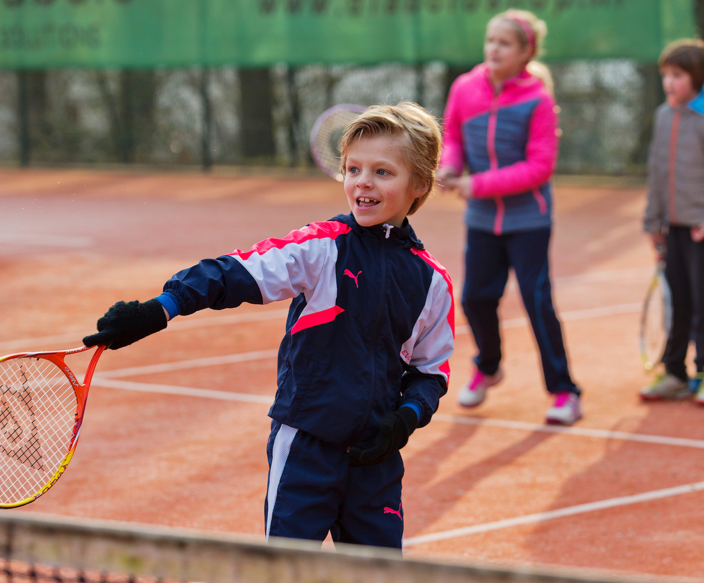 blij kind tennis koud