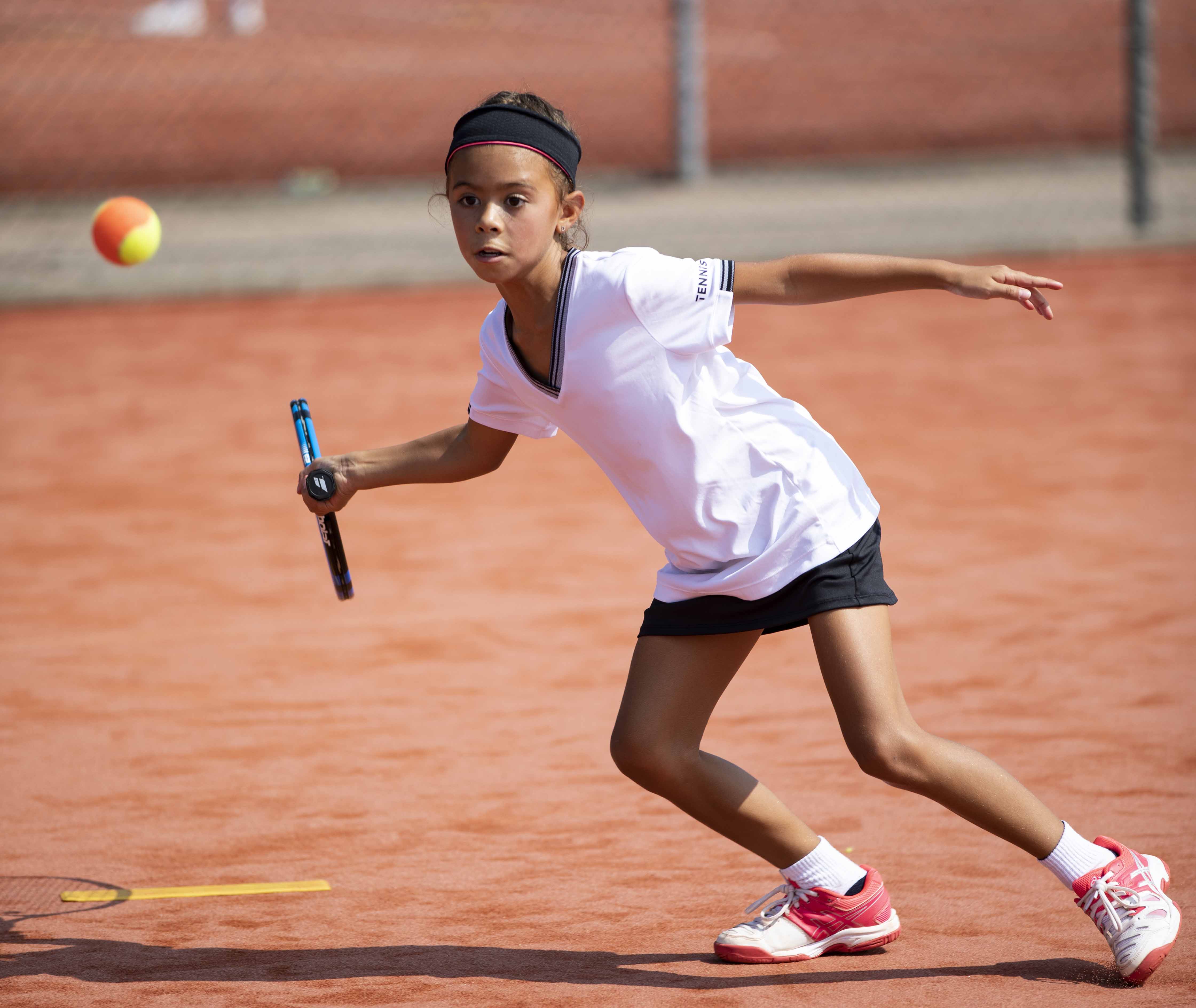 Meisje oranje forehand
