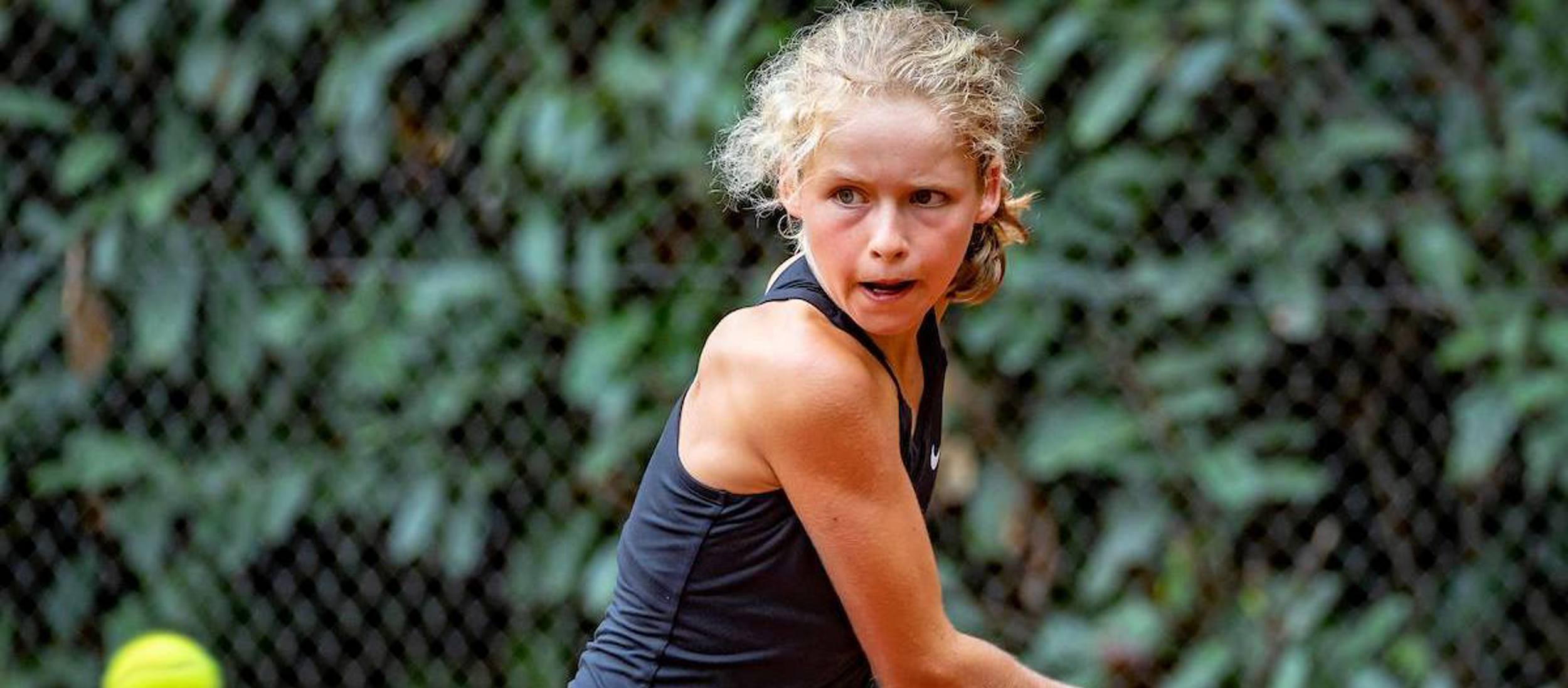 Meisje backhand concentratie