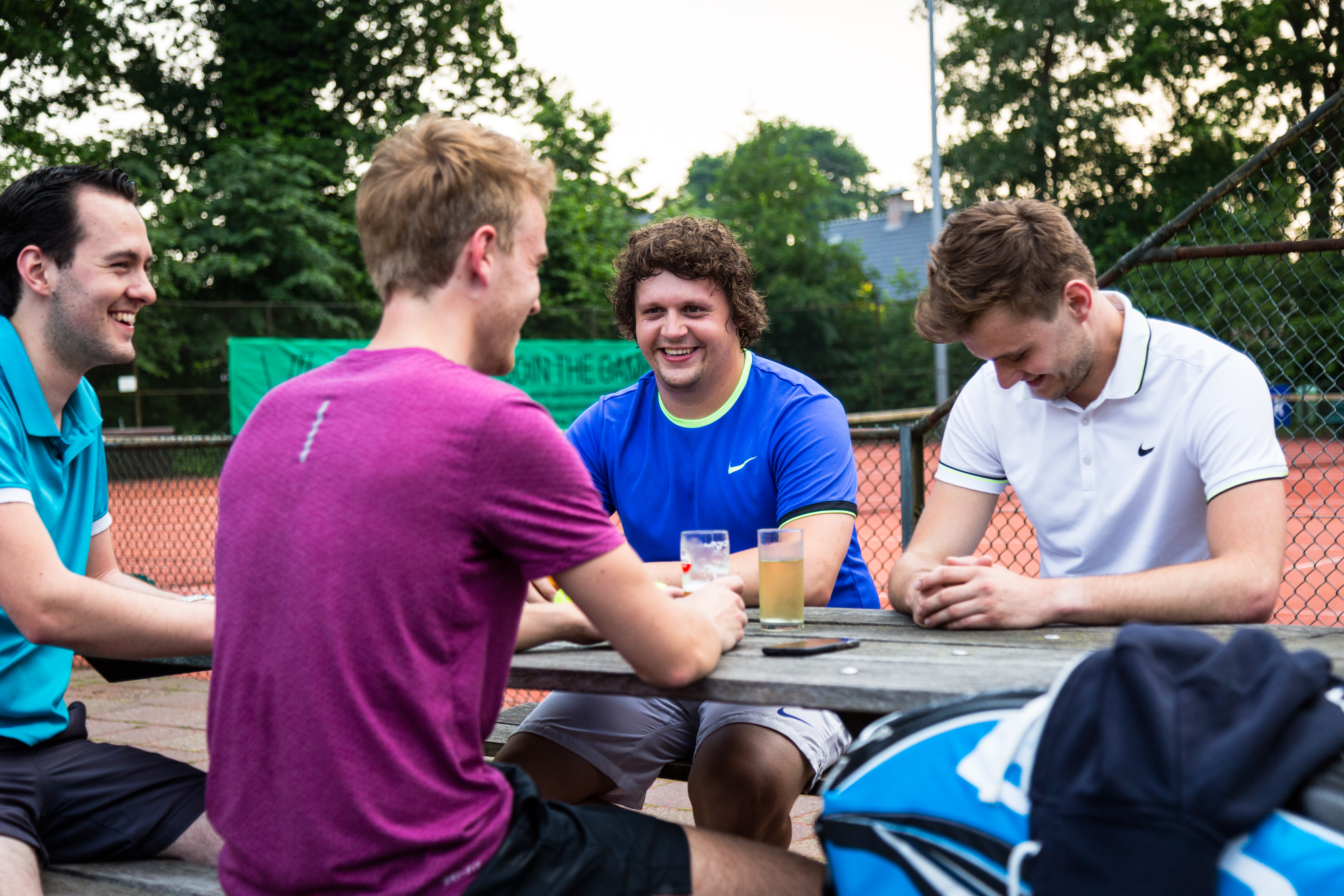 Mannen op picknicktafel (1)