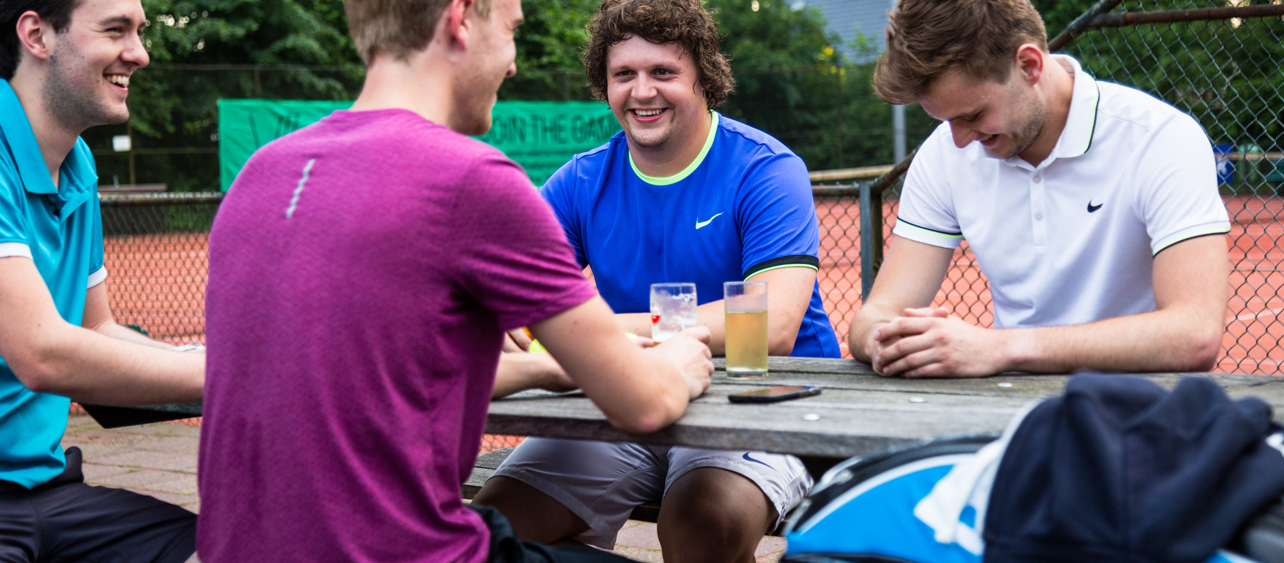 Mannen op picknicktafel (1)
