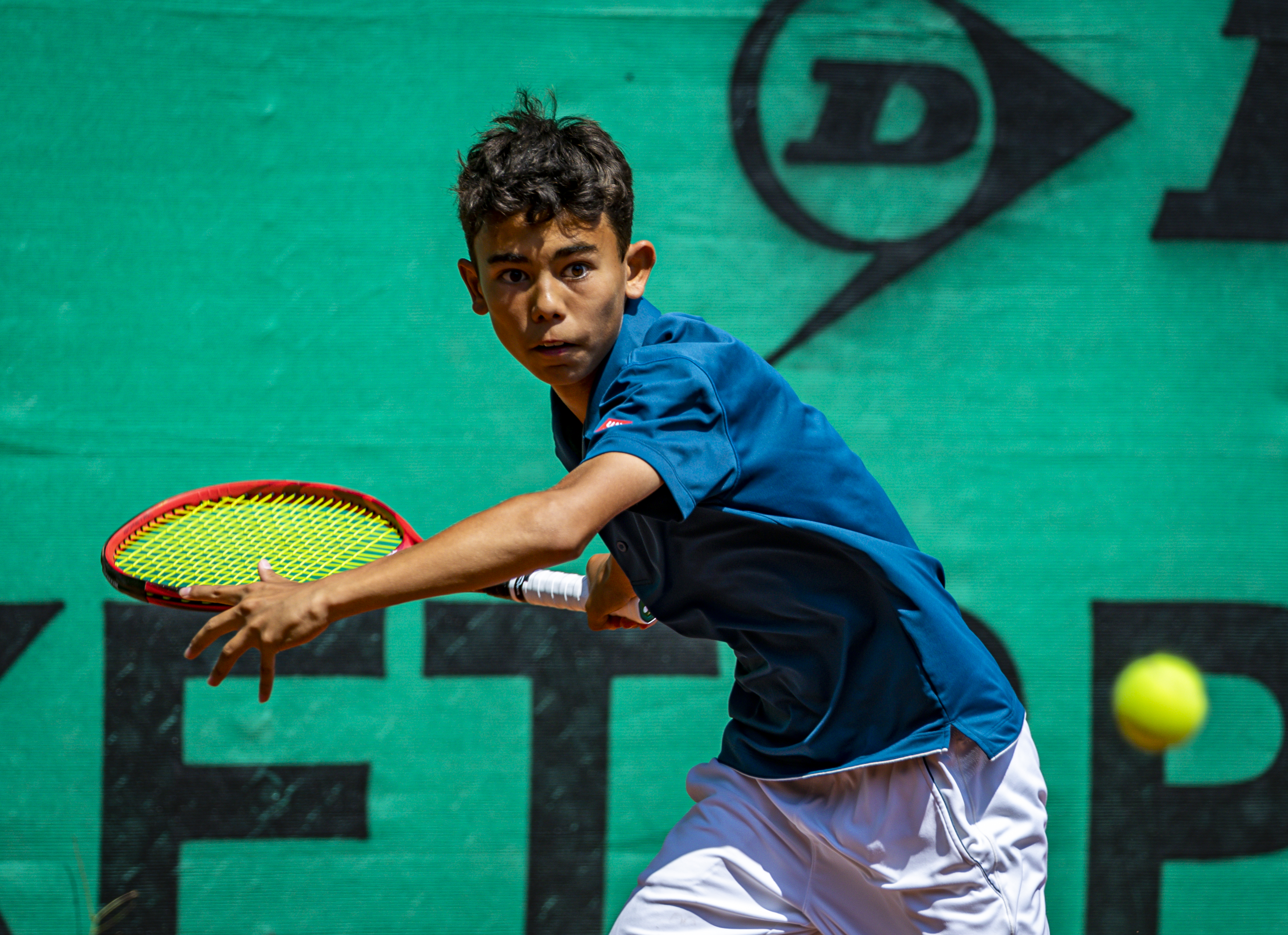 Jongen forehand wijzen concentratie