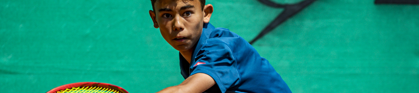Jongen forehand wijzen concentratie