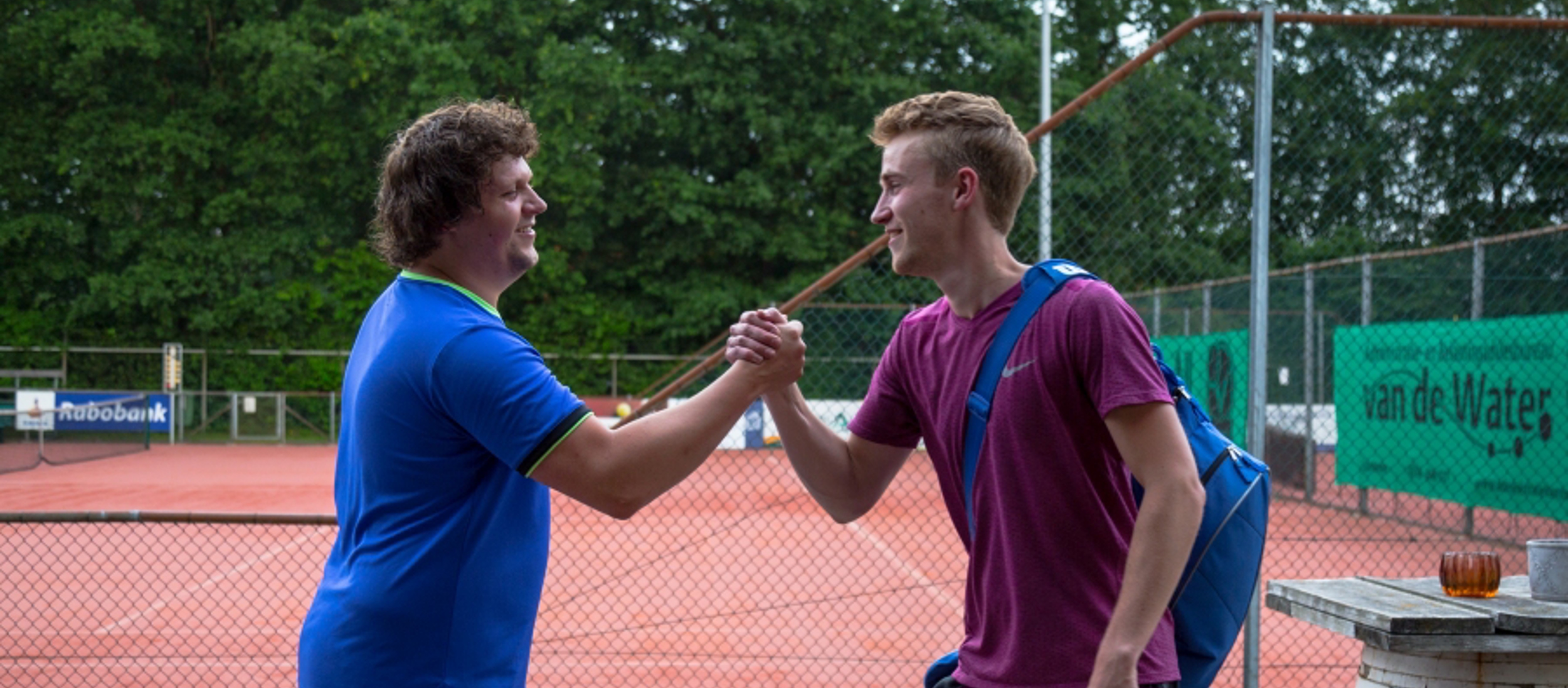 Competitiespelers groeten elkaar2